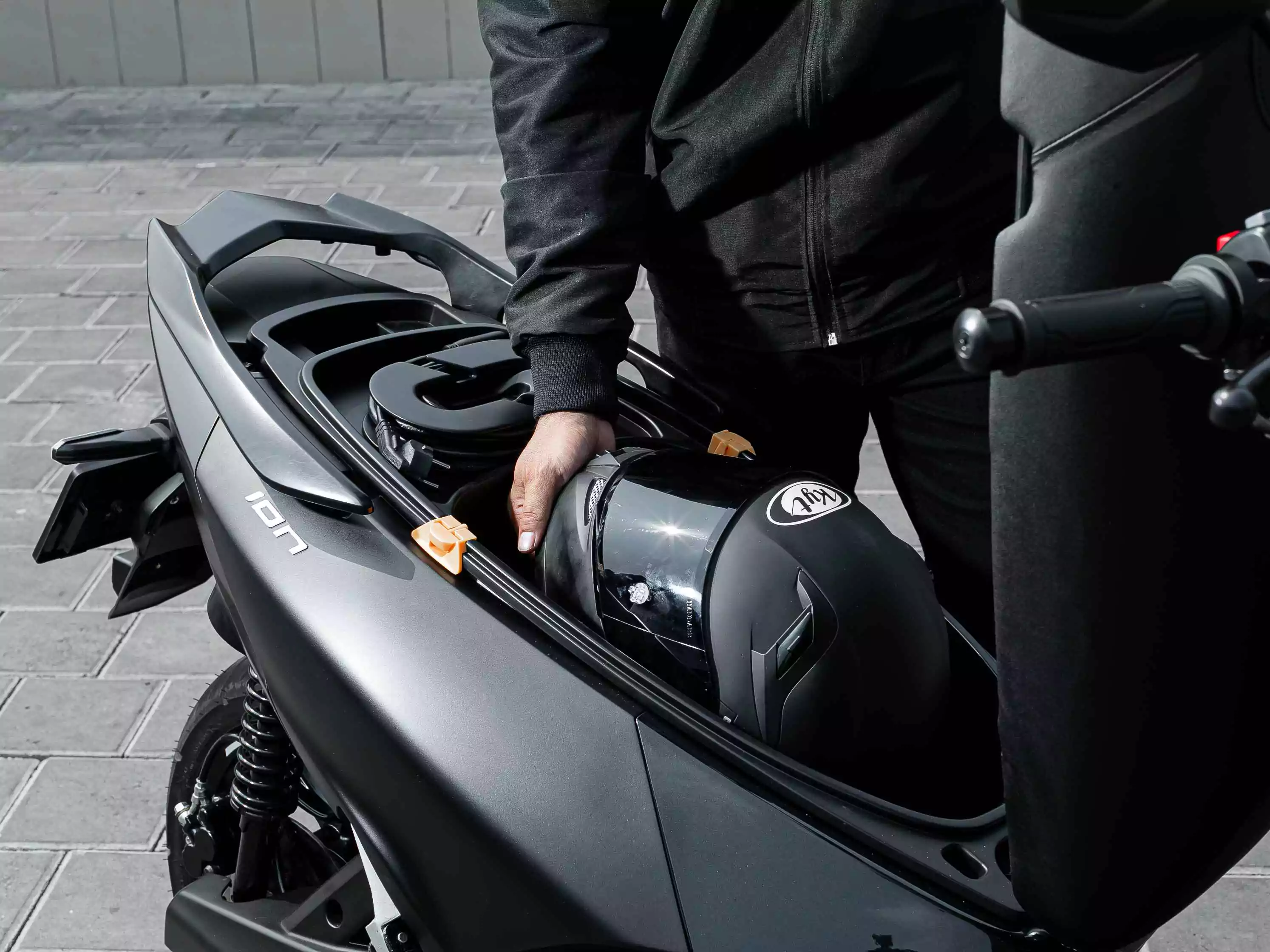 Underseat storage for full-face helmet